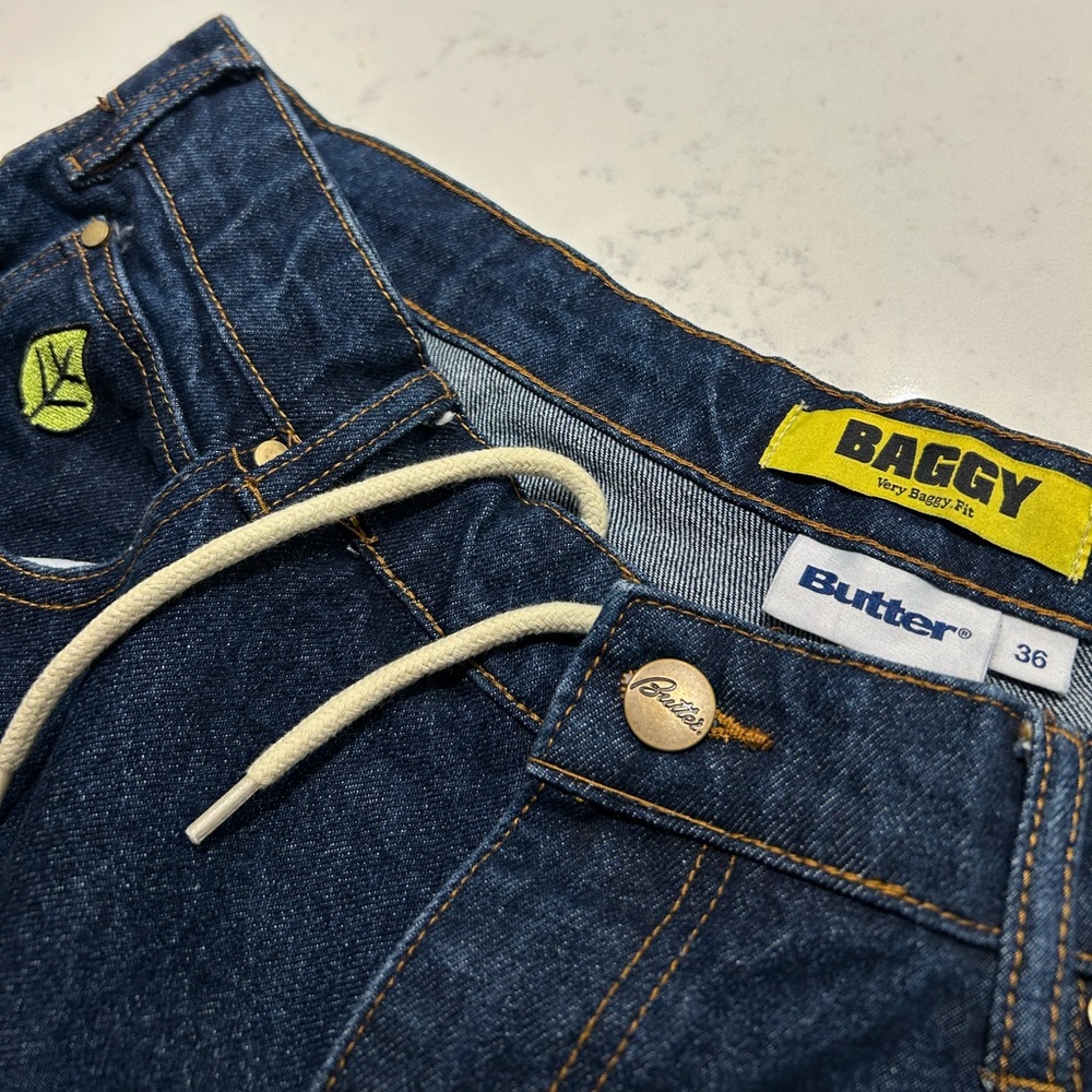 Butter "Very Baggy Fit" Jeans with Drawstring in Dark Blue.